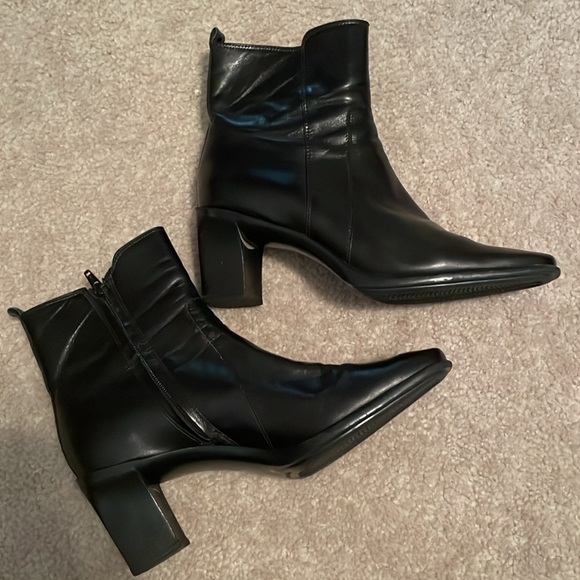 Antonio Melani black boots, size 9. - Picture 3 of 8